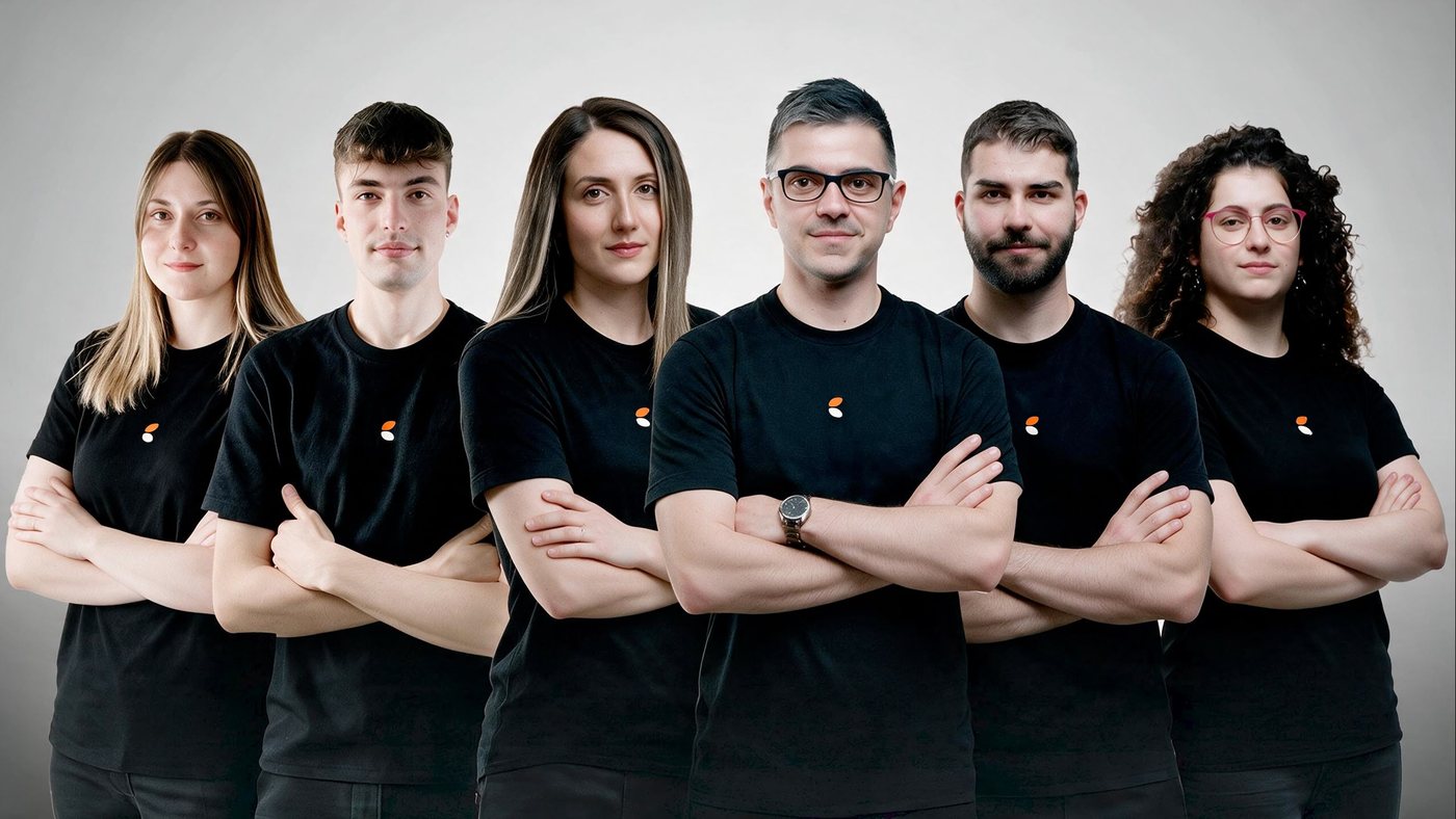 Il team di Avabrand: sei persone con la maglietta del marchio